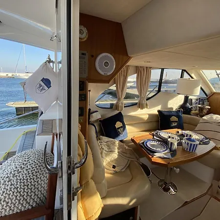 Yacht Queen B Houseboat * Sopot
