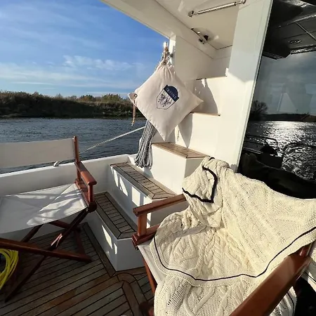 Botel Yacht Queen B Houseboat *