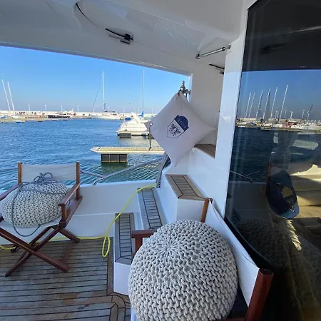 Botel Yacht Queen B Houseboat *