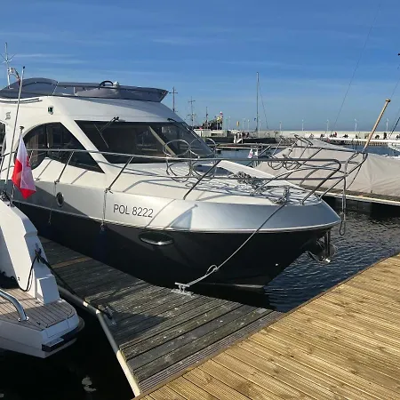 Yacht Queen B Houseboat