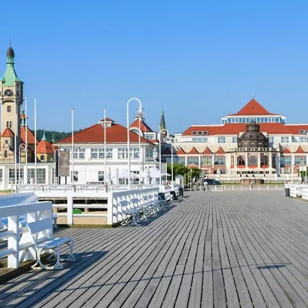 Yacht Queen B Houseboat Botel *