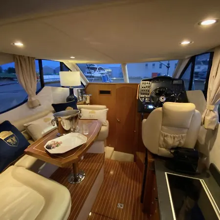 Yacht Queen B Houseboat Botel Sopot