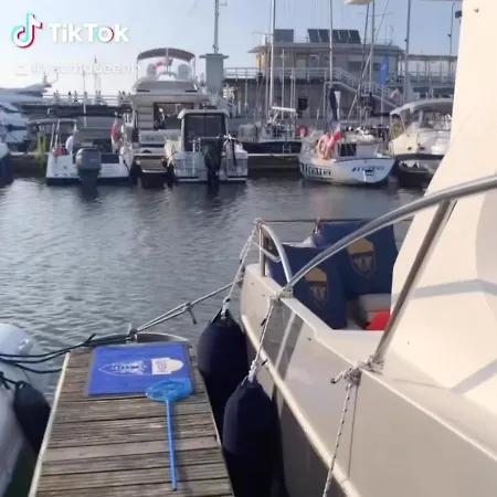 Yacht Queen B Houseboat Botel Sopot