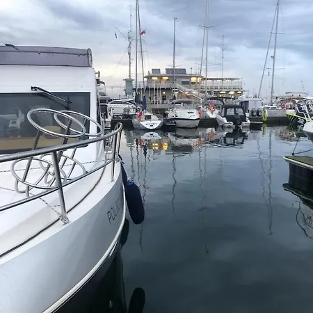 Yacht Queen B Houseboat *