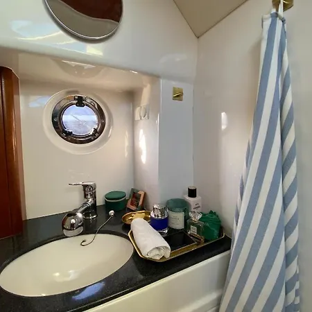 Yacht Queen B Houseboat