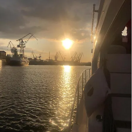 Yacht Queen B Houseboat