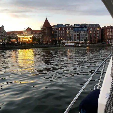Yacht Queen B Houseboat Botel
