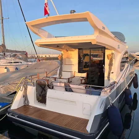 Yacht Queen B Houseboat