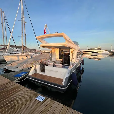 Yacht Queen B Houseboat Sopot