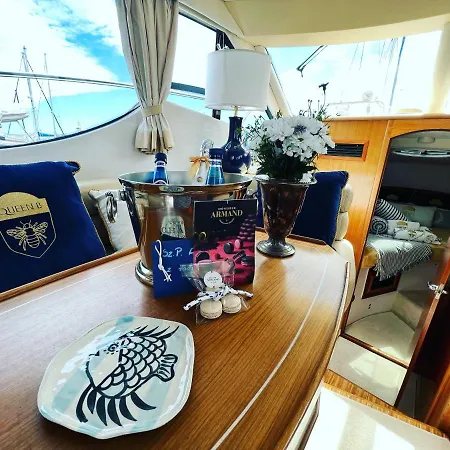Botel Yacht Queen B Houseboat *