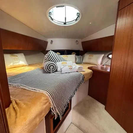Yacht Queen B Houseboat Botel Sopot