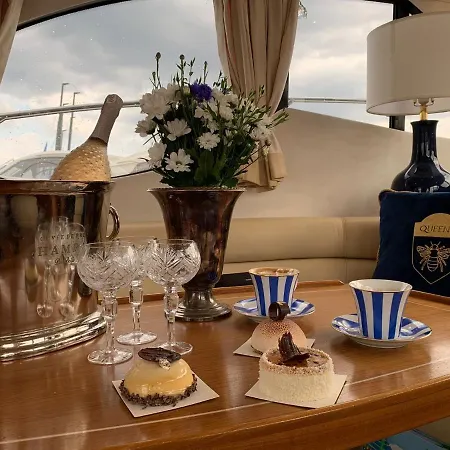 Yacht Queen B Houseboat *
