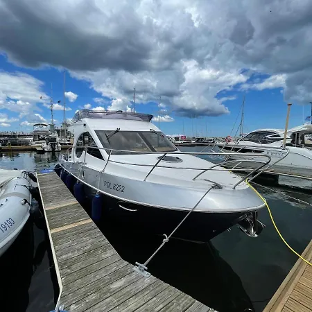Yacht Queen B Houseboat Botel Sopot