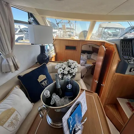 Botel Yacht Queen B Houseboat Sopot