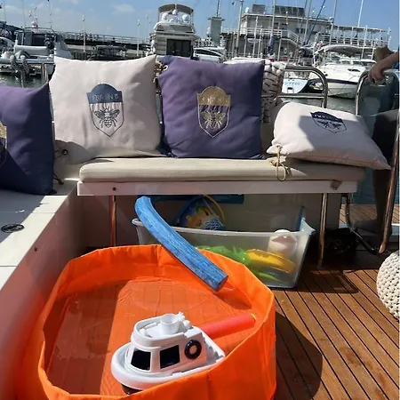 Yacht Queen B Houseboat Botel Sopot
