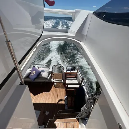 Yacht Queen B Houseboat *