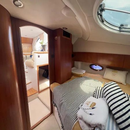 Yacht Queen B Houseboat