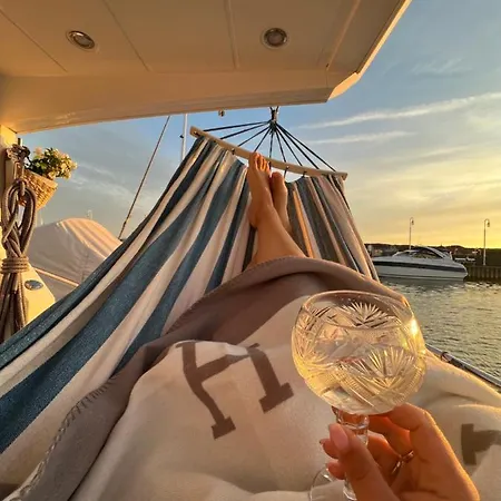 Botel Yacht Queen B Houseboat *