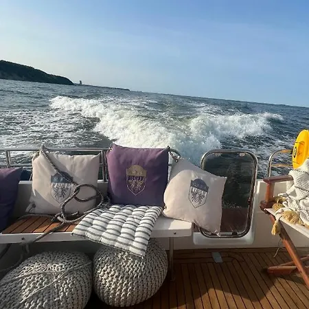 Botel Yacht Queen B Houseboat