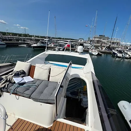Yacht Queen B Houseboat Botel *
