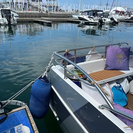 Yacht Queen B Houseboat Botel