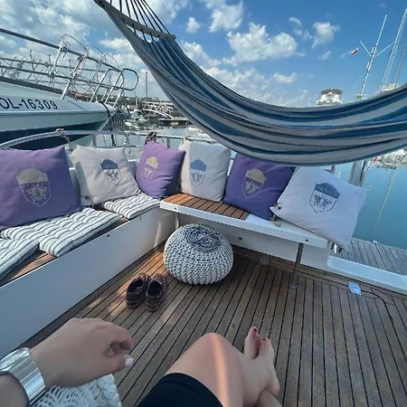 Yacht Queen B Houseboat Botel Sopot