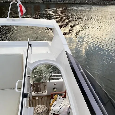 Yacht Queen B Houseboat