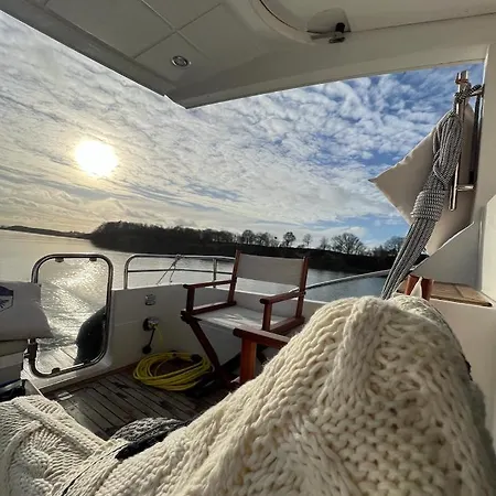 Yacht Queen B Houseboat Sopoty