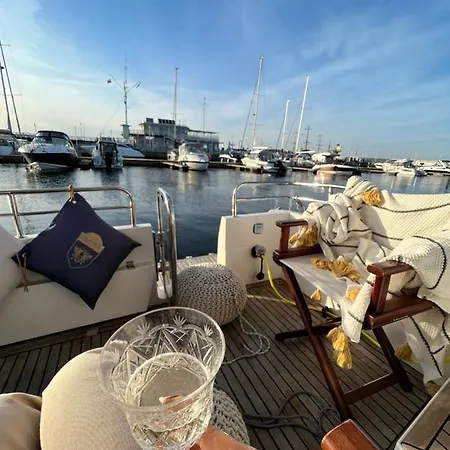 Botel Yacht Queen B Houseboat *