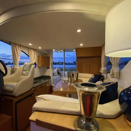 Botel Yacht Queen B Houseboat Sopoty