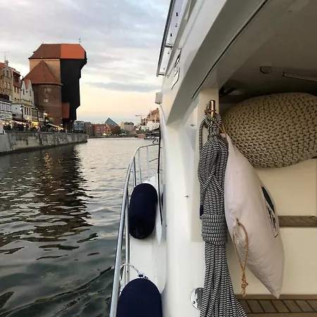 Yacht Queen B Houseboat