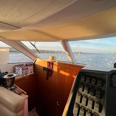 Yacht Queen B Houseboat Botel Sopot