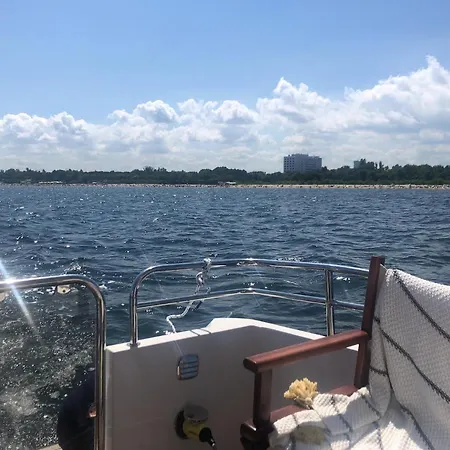 Botel Yacht Queen B Houseboat