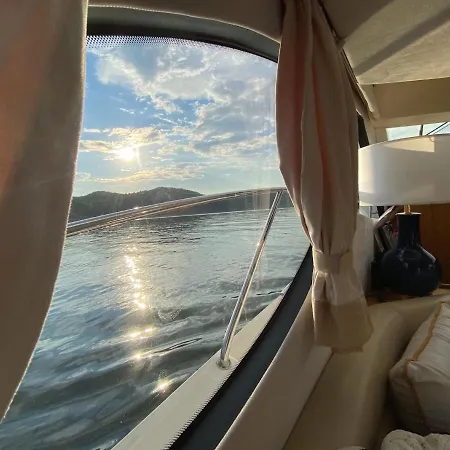 Yacht Queen B Houseboat Botel Sopoty