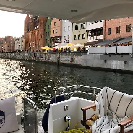 Botel Yacht Queen B Houseboat Sopoty