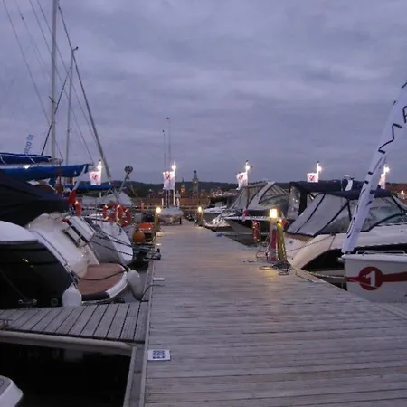 Yacht Queen B Houseboat 索波特