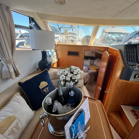 Yacht Queen B Houseboat Botel Sopoty