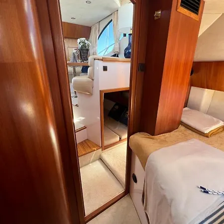 Yacht Queen B Houseboat *