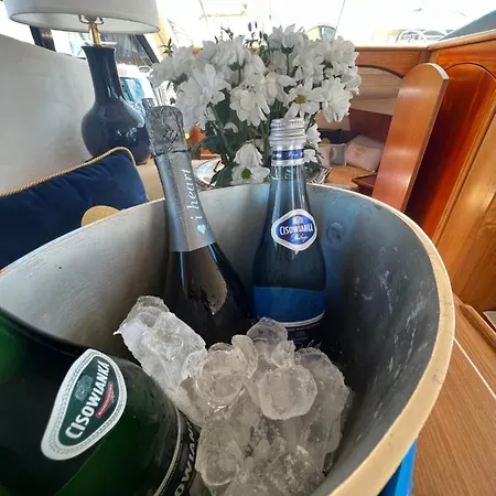 Yacht Queen B Houseboat Botel *