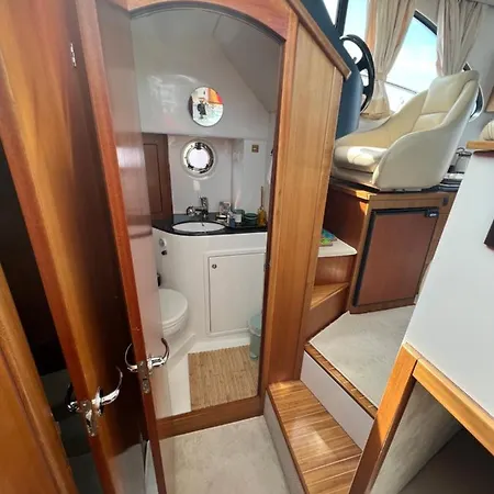 Yacht Queen B Houseboat Sopoty