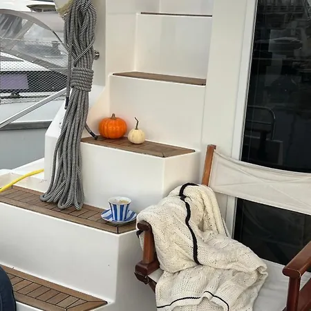Yacht Queen B Houseboat Botel